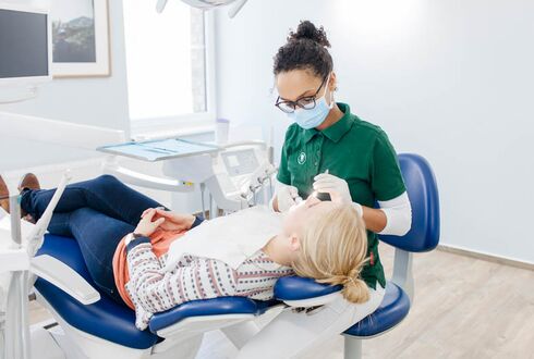Behandlungsraum, Frau bekommt ein Zahnreinigung